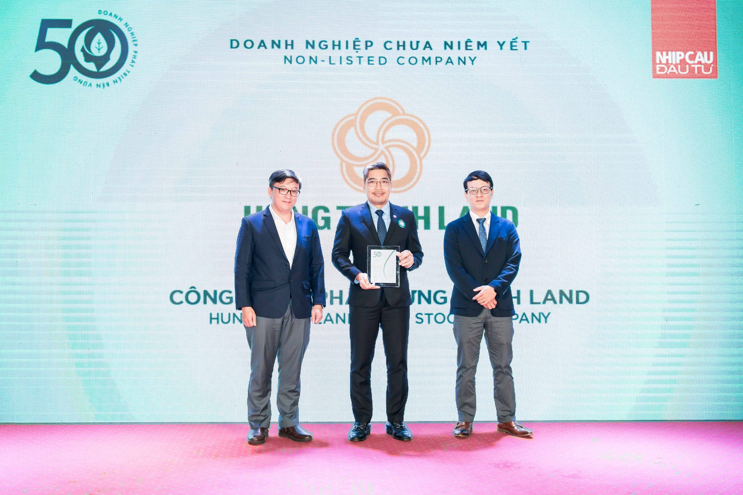 Ông Thiệu lê Bình Phó Tổng Giám đốc đại diện Hưng Thịnh Land nhận giải thưởng Top 50 doanh nghiệp phát triển bền vững.